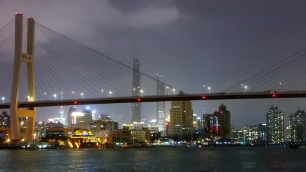 Timelapse, embarque ocupado en el río, a través del puente marítimo, edificio brillantemente urbano . — Vídeos de Stock
