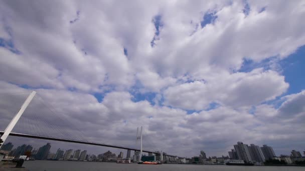 Flying cloud, frakt på floden, över bron i shanghai. — Stockvideo