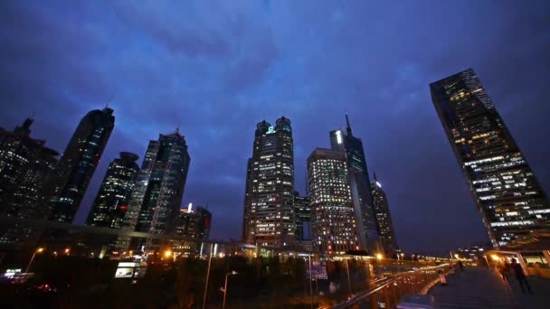 Shnaghai pudong edificio & traffico di notte, pedonale a piedi sul cavalcavia . — Video Stock