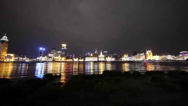 Shanghai Bund uitzicht van pudong's nachts, oude gebouw verlichting in stijl weerspiegelen rivier — Stockvideo