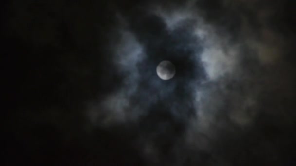 Lapso de tiempo, luna llena en el cielo nublado, vuelo nocturno sobre las nubes . — Vídeo de stock