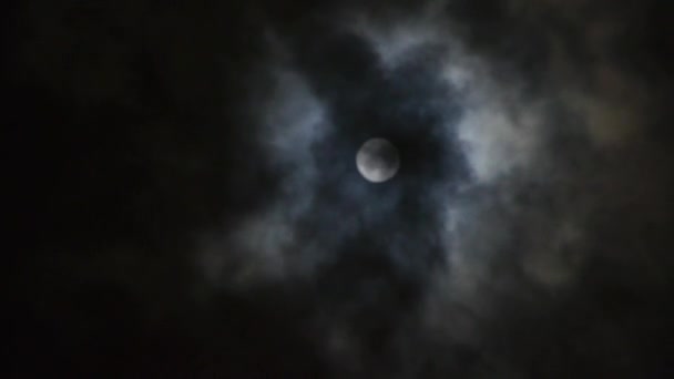 time lapse, Pleine lune au ciel nuageux, vol de nuit au-dessus des nuages .