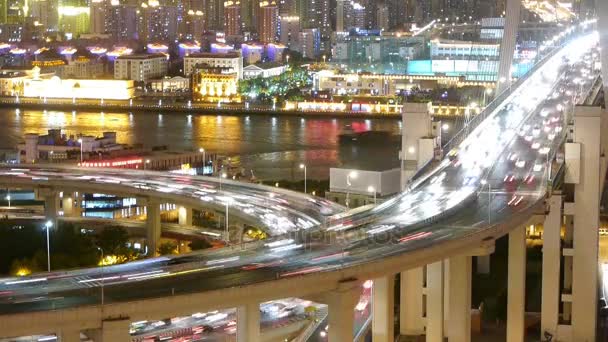 Time lapse coches rápidos en puente de paso elevado, edificio urbano y envío en el río . — Vídeos de Stock