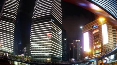 Çin, Şangay-12 Mar, 2016:time sukut ışık yollar Üstgeçit ve gökdelen, balıkgözü lens ateş altında otomobil.