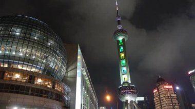 Çin, Şangay-12 Mar, 2016: şark inci Tv Kulesi uçan bulut gece, zaman atlamalı, Şanghay.