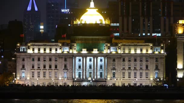 China, shanghai-12 Mar, 2016: vista Shanghai Bund desde el pudong por la noche, edificio de estilo antiguo y silueta de la gente . — Vídeos de Stock