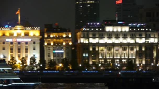 Kina, shanghai-12 Mar, 2016: ljusa fartyg cruising Shanghai Bund på natten, gamla byggnad. — Stockvideo