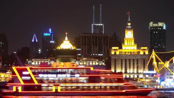 Kina, shanghai-12 Mar, 2016: ljusa fartyg cruising Shanghai Bund på natten, gamla byggnad. — Stockvideo