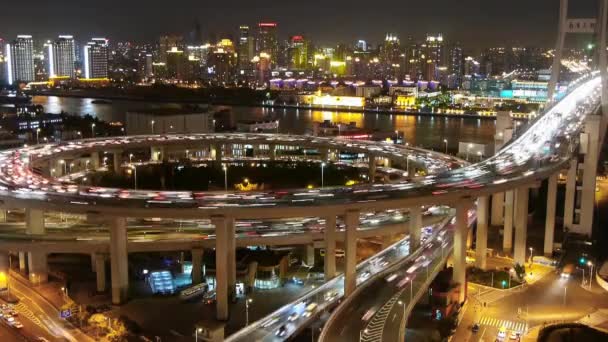 Los senderos ligeros del tráfico de la ciudad en el intercambio de carreteras por la noche, lapso de tiempo . — Vídeos de Stock