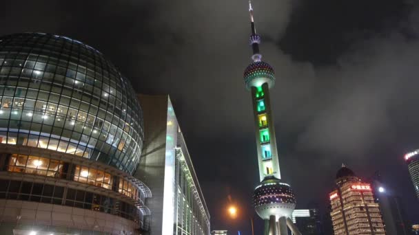 Chiny, Szanghaj-12 Mar, 2016: shanghai orient perła wieży telewizyjnej na noc, czas wygaśnięcia, flying cloud. — Wideo stockowe