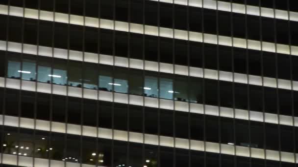 Closeup wolkenkrabber bij nacht, stedelijke morden zakenwijk gebouwen. — Stockvideo