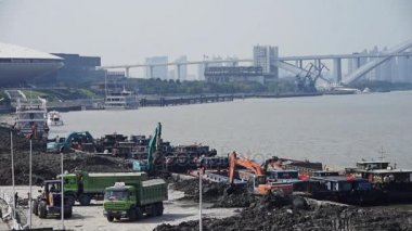 Çin, Şangay-12 Mar, 2016:excavator çalışma ve damperli kamyon İnşaat ekipmanı, Şanghay iskele ve nakliye.