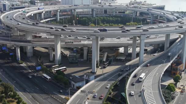 Pandangan udara dari jembatan penyeberangan lalu lintas perkotaan . — Stok Video