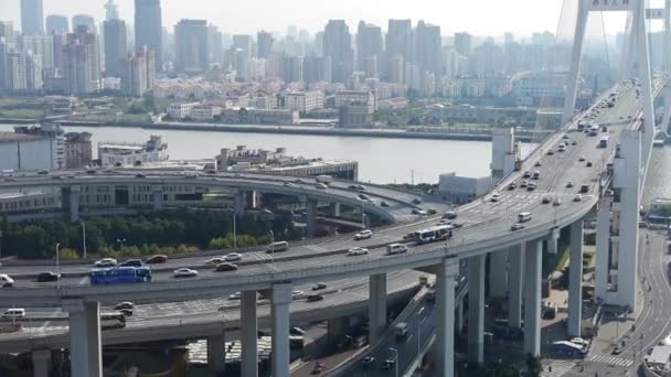クローズ アップ レンズを動かす都市歩道橋交通インターチェンジ. — ストック動画