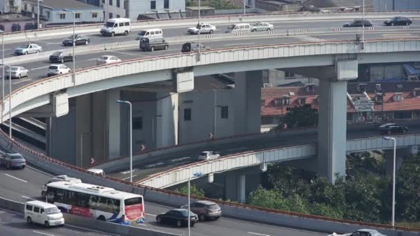 Close-up van stedelijke viaduct verkeer interchange, Shanghai Skyline, Crowded Street. — Stockvideo