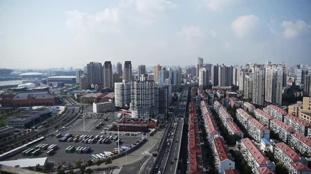 Waktu berlalu, lalu lintas shanghai, latar belakang bangunan perkotaan, Cina . — Stok Video