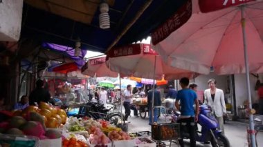 Çin, Şangay-12 Eylül, 2016: tipik Çin tarihi kent sokak, Şanghay alışveriş Pazar meyve standı.