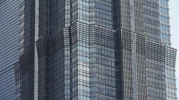 Primer plano ventanas de cristal rascacielos, urbano morden edificios de negocios distrito . — Vídeo de stock