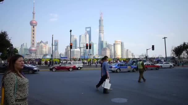 China, shanghai-12 sep, 2016: Zeitraffer, Menschen überqueren die Straße mit shanghai lujiazui Geschäftsgebäude. — Stockvideo