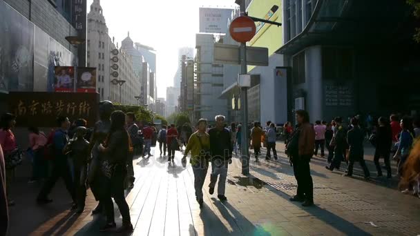 China, shanghai-12 Sep, 2016: extremadamente ocupado nanjing carretera, centro comercial peatonal, Shanghai, China . — Vídeos de Stock