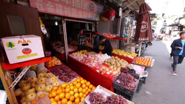 中国，上海 12 Sep，2016年： 典型中国古镇街头，上海购物市场水果站. — 图库视频影像