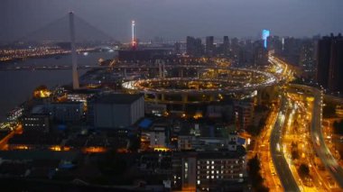 Timelapse, trafik ışıkları iz ve araçlarda Üstgeçit Köprüsü geceleri Şanghay.