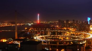 trafik ışıkları iz ve araçlarda Üstgeçit Köprüsü geceleri shanghai, shanghai.