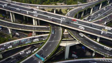 Ağır trafik otoyol kavşağı, Shanghai manzarası havadan görünümü.