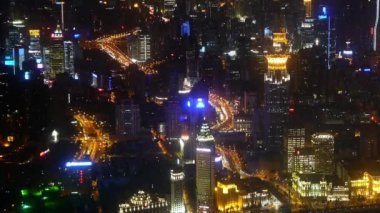 yüksek binalar ve kentsel trafik akışı gece, zaman atlamalı, havadan görünümü.