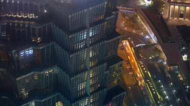 Hava görünümünü highrise binalar ve gece, zaman atlamalı, kentsel trafik.