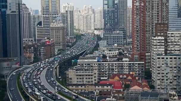 Zwaar verkeer op de snelweg interchange, Aerial View van Shanghai Skyline. — Stockvideo