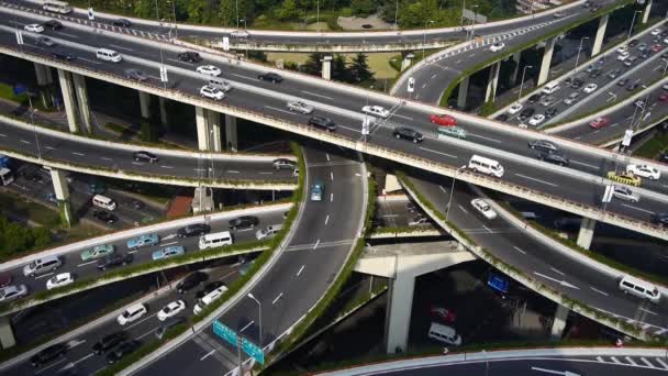 Dichter Verkehr am Autobahnkreuz, Luftaufnahme der Skyline von Shanghai. — Stockvideo