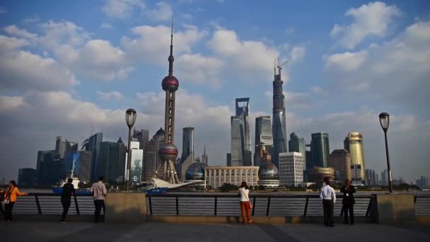 Shanghai China-Sep 12, 2016:time vervallen, Shanghai Lujiazui financiële centrum, toeristen play in huangpu rivier. — Stockvideo