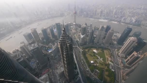 Letecký pohled na výškové budovy s řekou v Šanghaji, Čína, časová prodleva. — Stock video