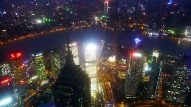 Vista aérea de edificios de gran altura con río en Shanghai por la noche, China, tiempo l — Vídeo de stock
