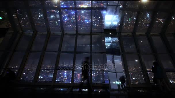 Turister Flygfoto över Shanghai nattliv i huanqiu sightseeing hall. — Stockvideo