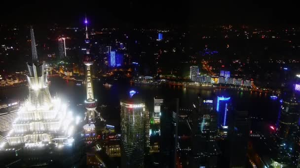 Shanghai China-Sep 12,2016: vista aérea de edificios de gran altura con río por la noche, Oriental Pearl Tower . — Vídeos de Stock