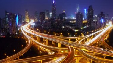 4 k-zaman atlamalı meşgul kentsel trafik ışıkları iz geceleri, çizgiler ile shanghai.