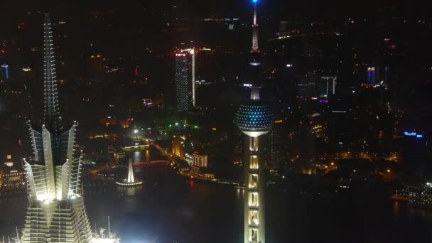 上海中国 Sep 12，2016:aerial 视图的摩天大楼天台冠在夜晚、 航运及城市交通. — 图库视频影像