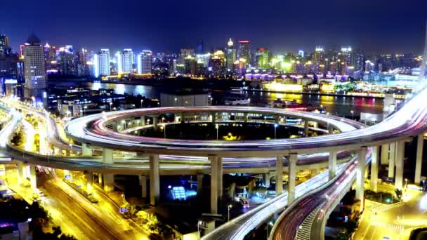 4k-Time lapse,traffic lights trail & vehicles on overpass bridge at night. — Stock Video