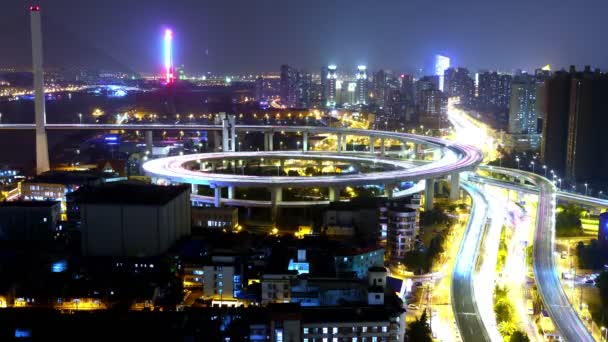 4k-time lapse del semaforo trail & veicoli sul ponte di cavalcavia di notte . — Video Stock