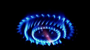 Doğalgaz soba brülör, iltihap koyu arka plan üzerinde Görünümü Kapat.