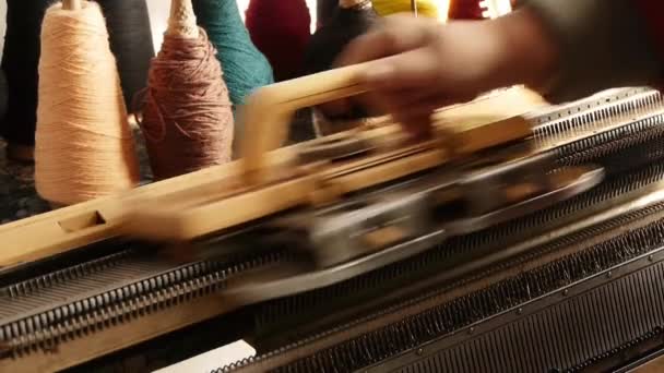 Máquina moderna para tejer en el molino de tejido — Vídeo de stock