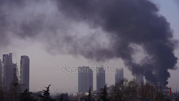 Edificio in fiamme con fumo, Cina . — Video Stock