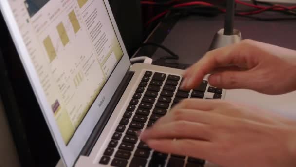 China-juli 12.2017: computerkundiger Bediener, Notebook-Tastatur, Eingabe von Laptop-Code, Surfen im Web. — Stockvideo