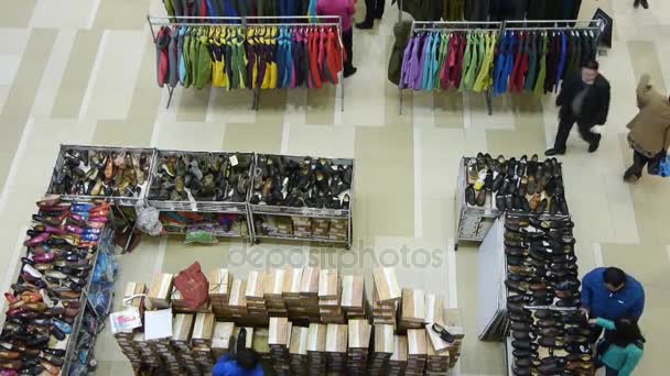 China-12 mar, 2017: look down people shopping for clothes & shoes in shopping mall, china. — Stockvideo