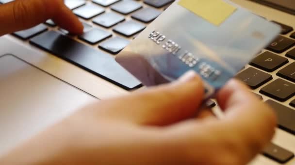 Čína-12 Mar, 2017: použití kreditní karty pro nákupy internetový obchod. — Stock video