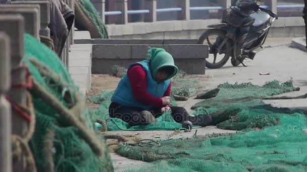 China - 12. März 2017: Fischer reparieren Netze. — Stockvideo