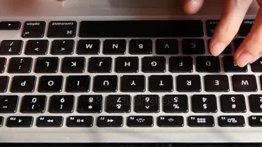 Bilgisayar okur-yazar operatörü, laptop klavye yazarak.