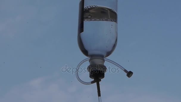Primer plano de la botella de goteo intravenoso en la clínica . — Vídeo de stock